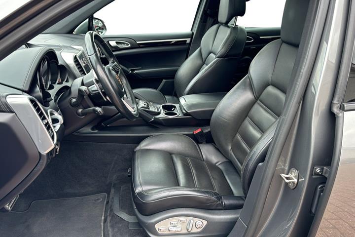 Grå Porsche Cayenne S fra 2016