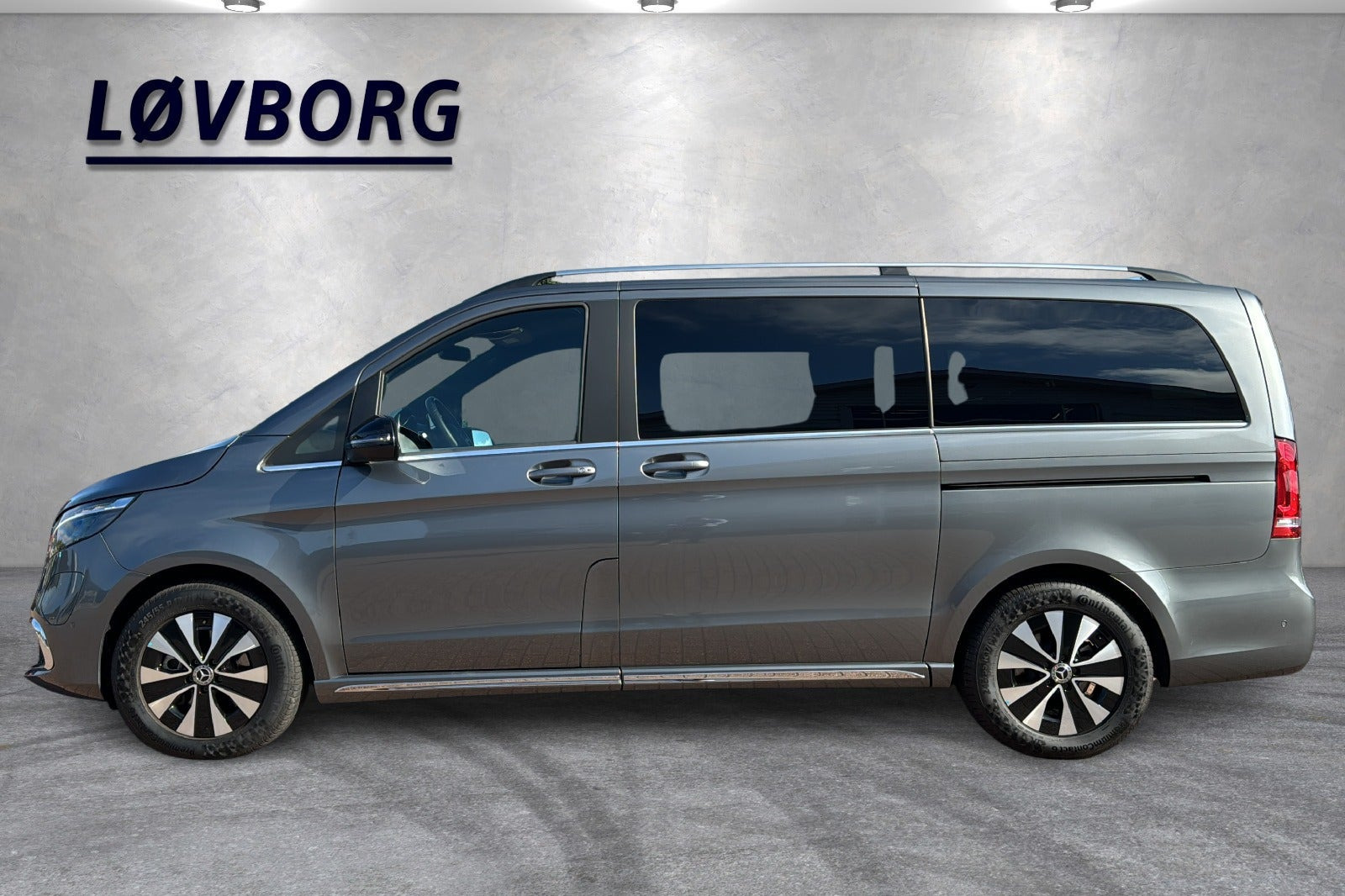 Grå Mercedes EQV300 fra 2023