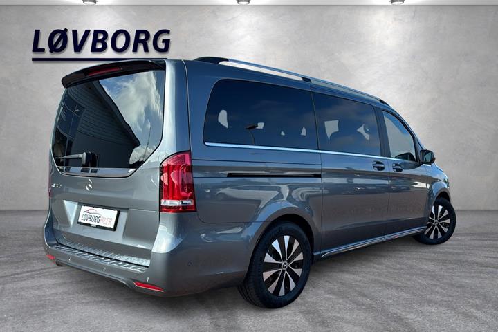 Grå Mercedes EQV300 fra 2023