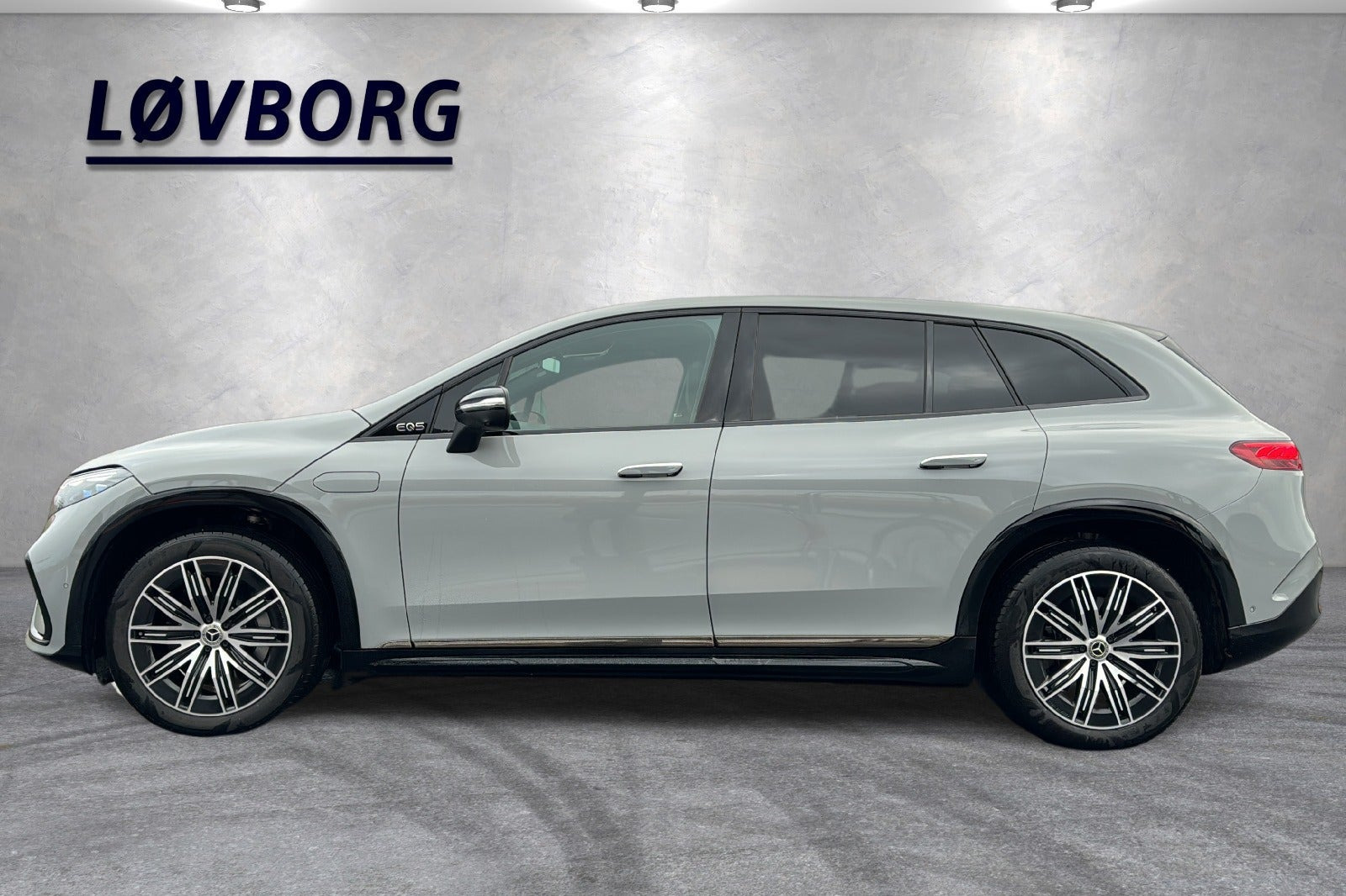 Grå Mercedes EQS450 SUV fra 2023