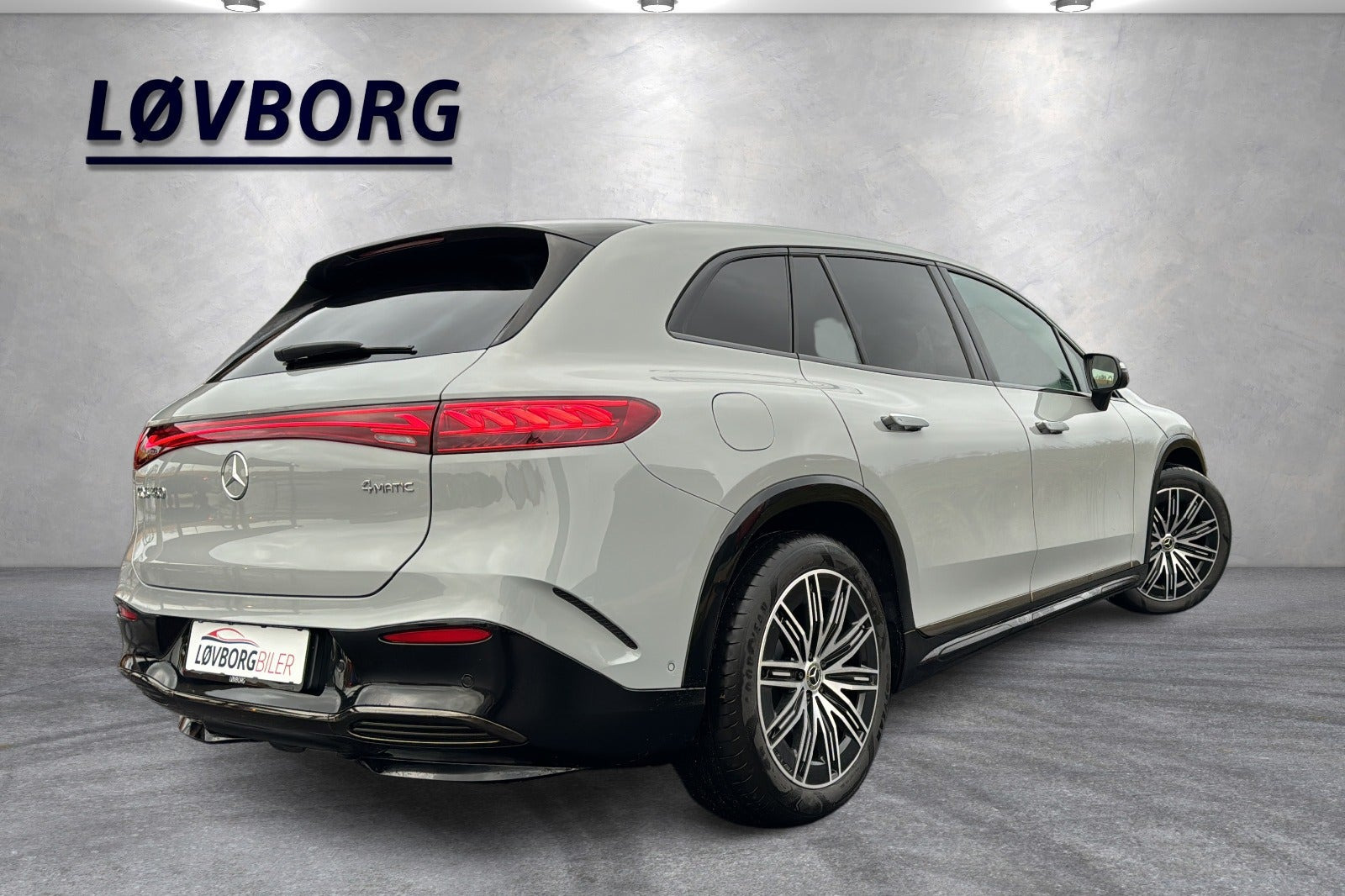 Grå Mercedes EQS450 SUV fra 2023