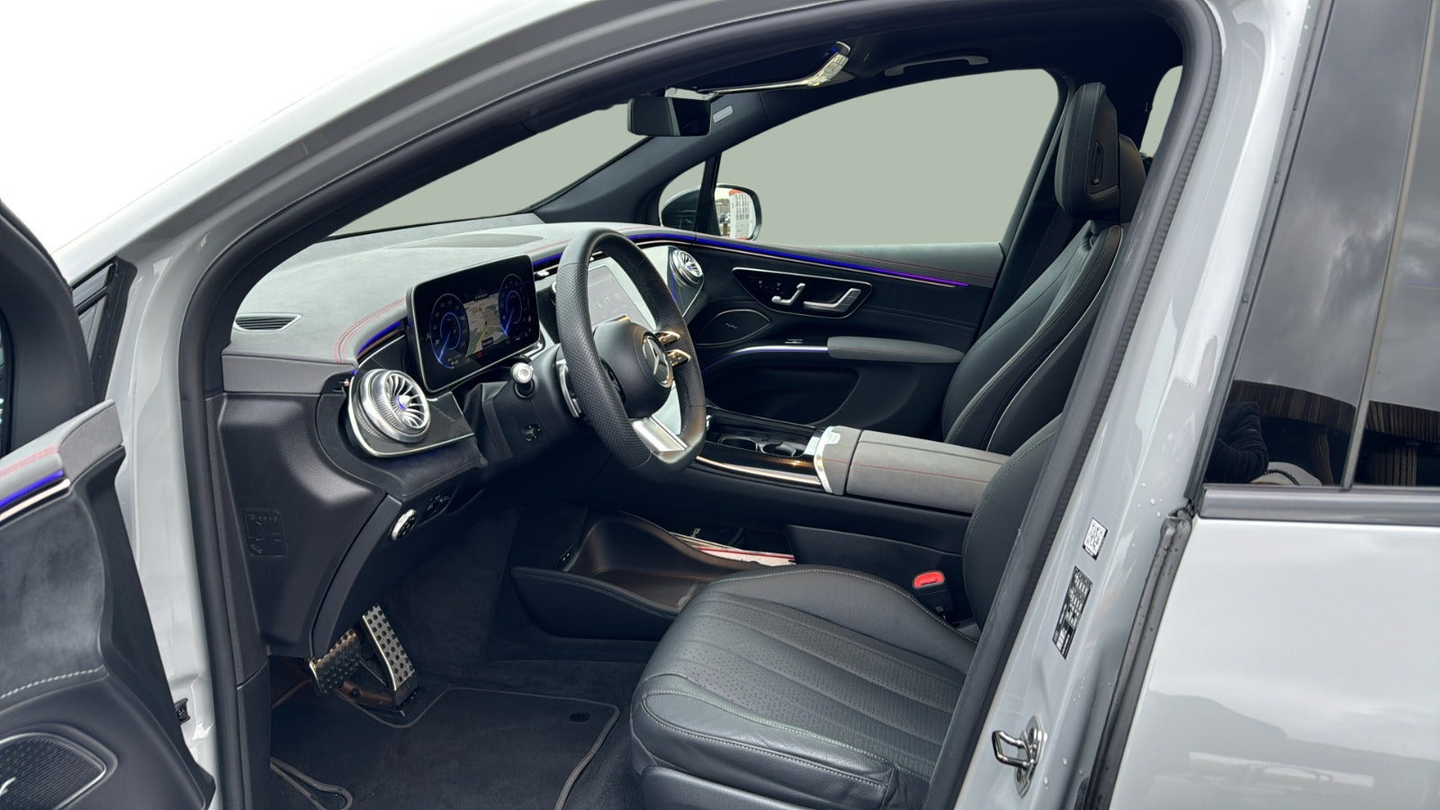 Grå Mercedes EQS450 SUV fra 2023