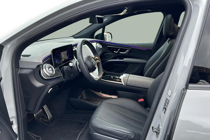 Grå Mercedes EQS450 SUV fra 2023