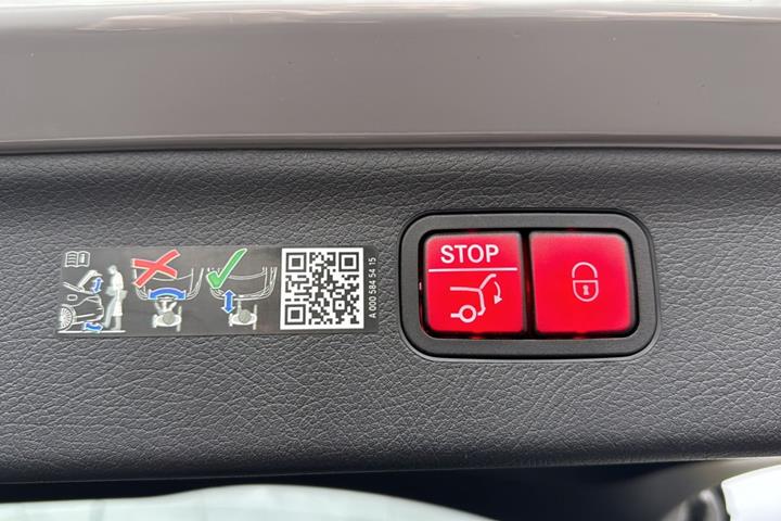 Grå Mercedes EQS450 SUV fra 2023