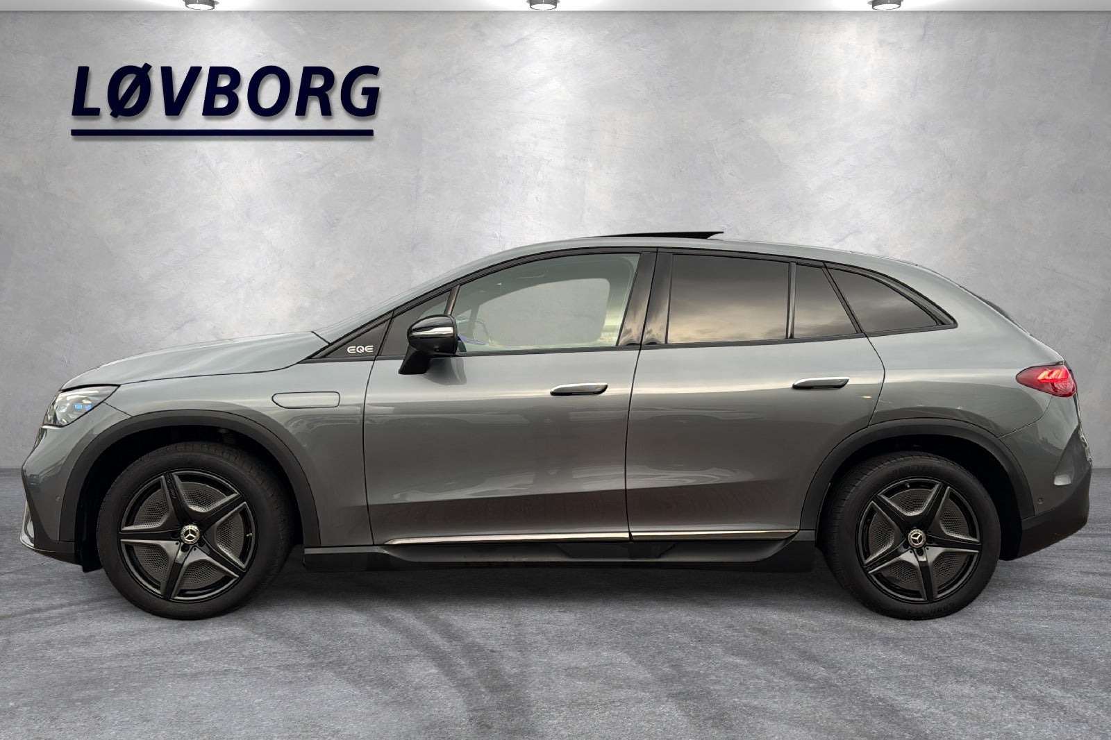 Grå Mercedes EQE350 SUV fra 2023