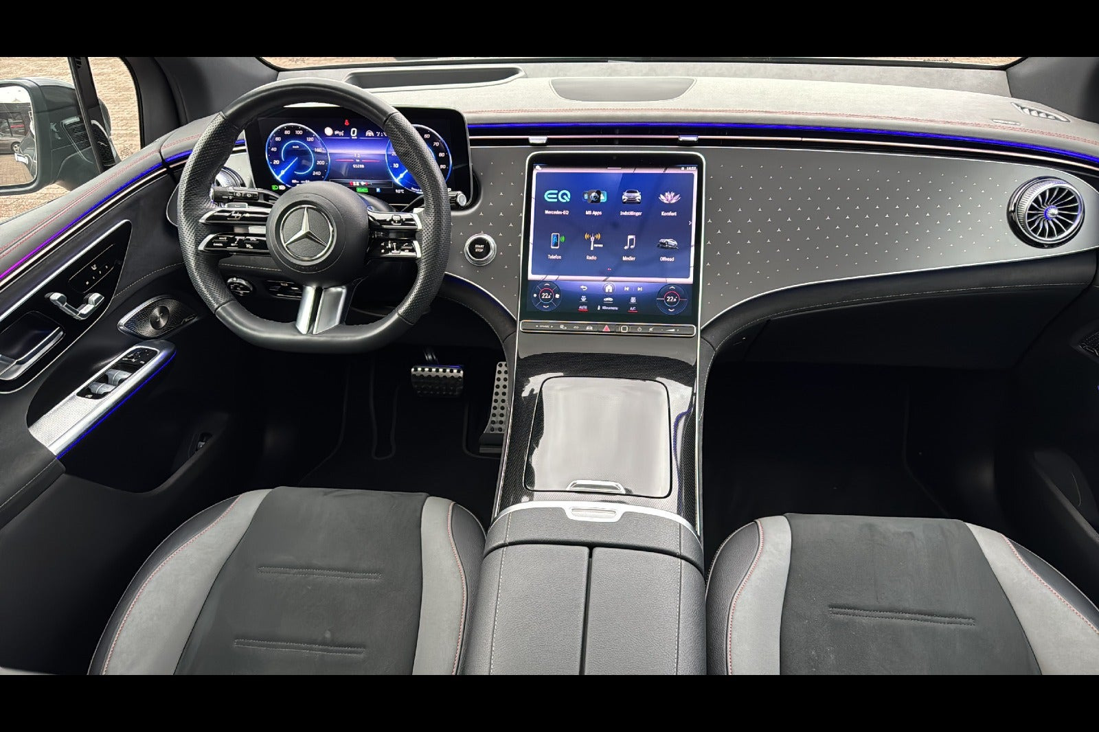 Grå Mercedes EQE350 SUV fra 2023