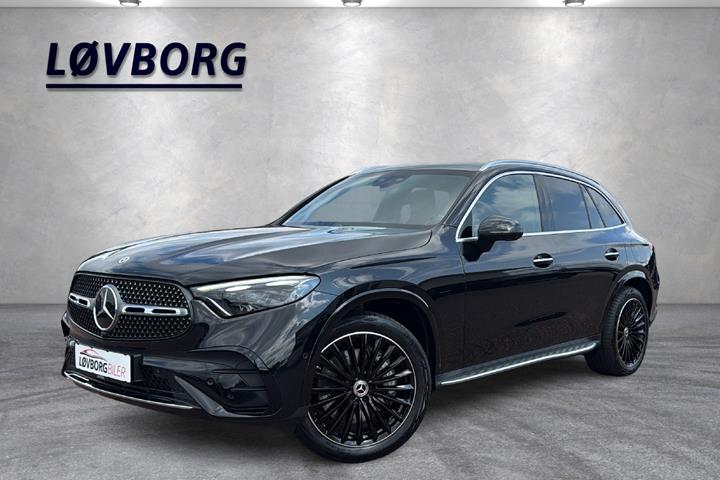Sort Mercedes GLC300 e fra 2024 set udefra