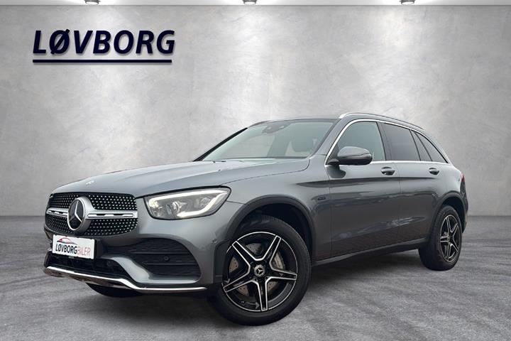 Grå Mercedes GLC300 de fra 2021 set udefra