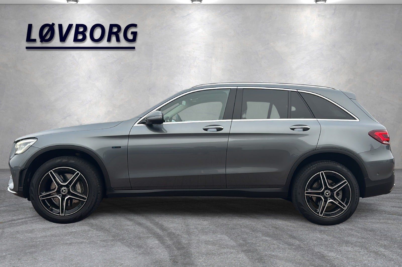 Grå Mercedes GLC300 de fra 2021