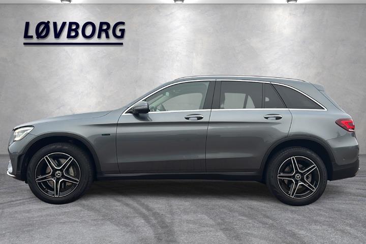 Grå Mercedes GLC300 de fra 2021