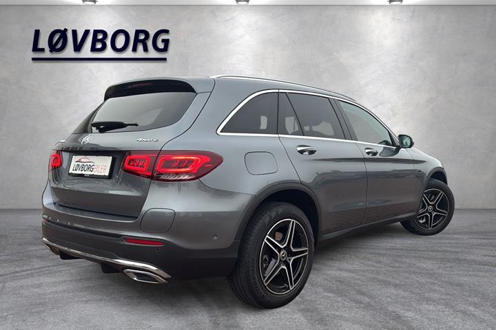 Grå Mercedes GLC300 de fra 2021