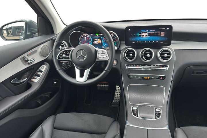 Grå Mercedes GLC300 de fra 2021