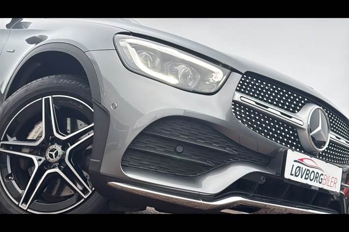 Grå Mercedes GLC300 de fra 2021