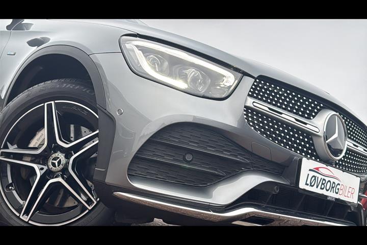 Grå Mercedes GLC300 de fra 2021