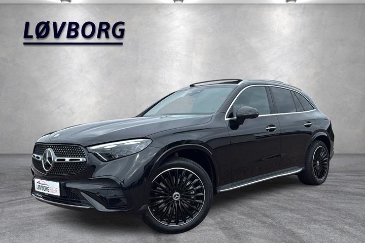 Sort Mercedes GLC300 e fra 2024 set udefra