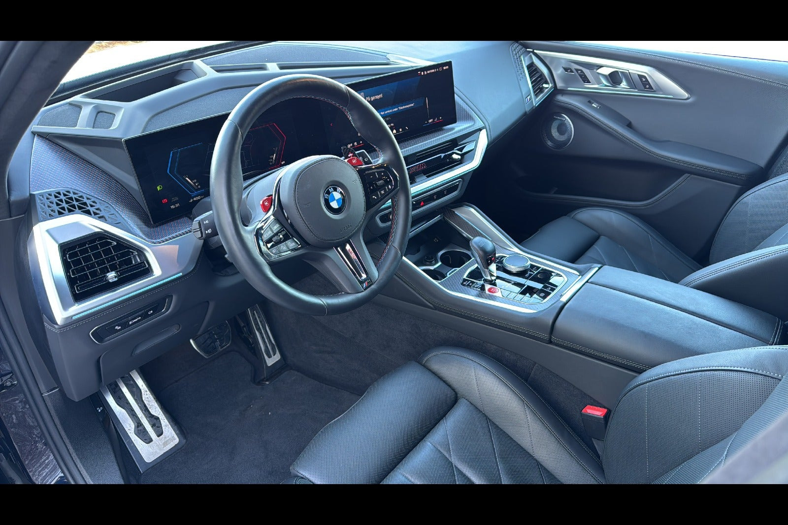 Blå BMW XM fra 2024 set indefra