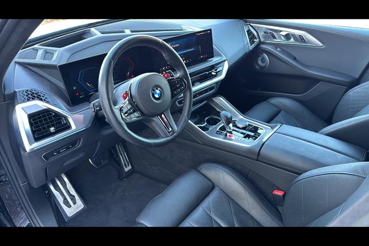 Blå BMW XM fra 2024 set indefra