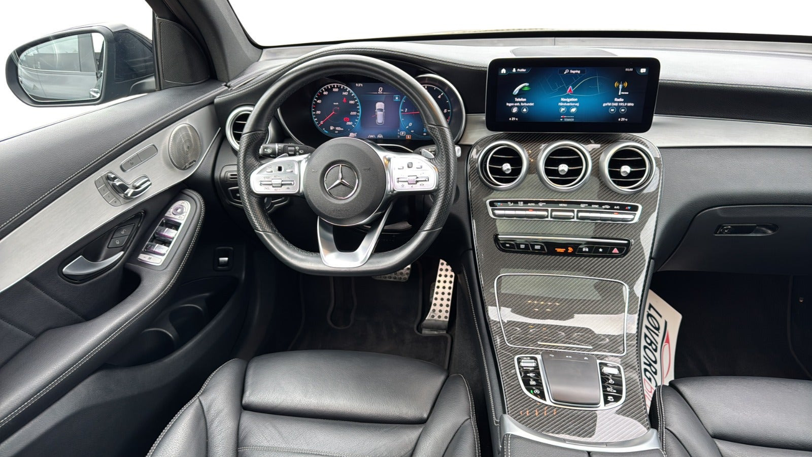 Grå Mercedes GLC400 d fra 2020 set indefra