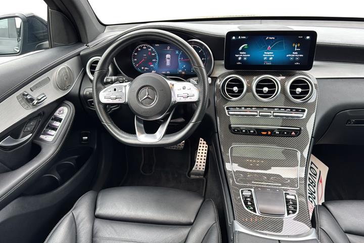 Grå Mercedes GLC400 d fra 2020 set indefra