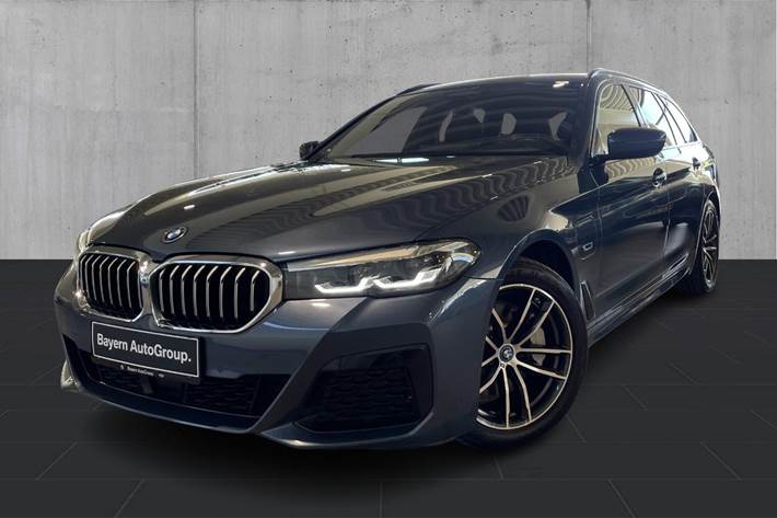 Blå BMW 530e fra 2023 set udefra