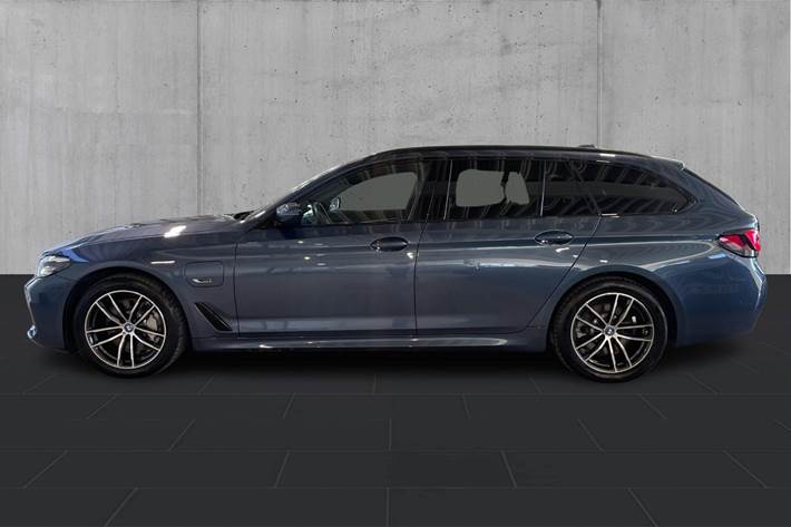 Blå BMW 530e fra 2023