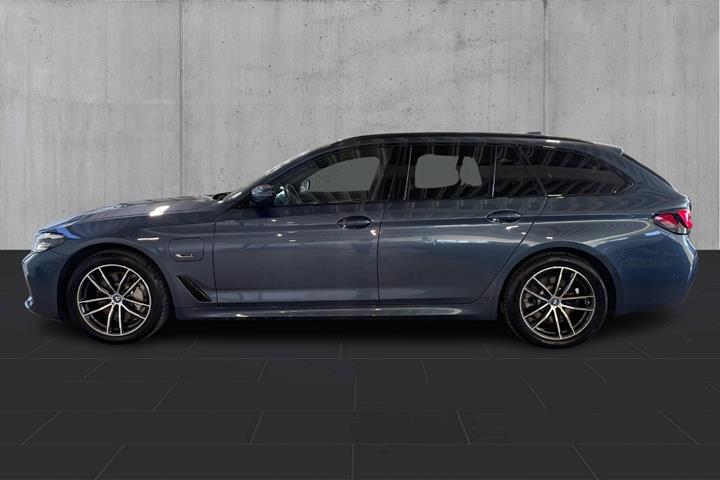 Blå BMW 530e fra 2023