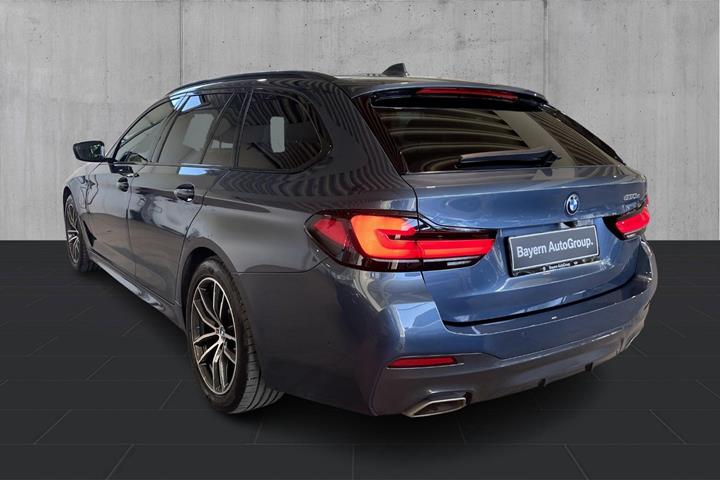 Blå BMW 530e fra 2023