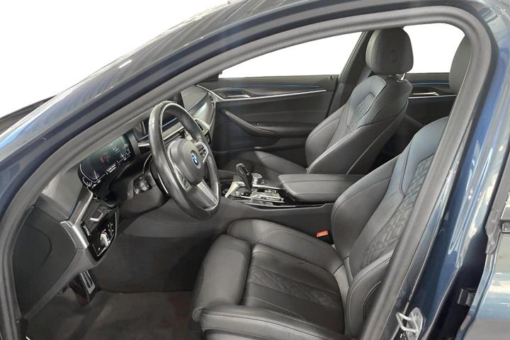 Blå BMW 530e fra 2023
