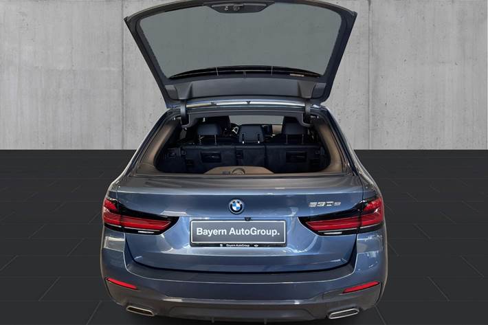 Blå BMW 530e fra 2023