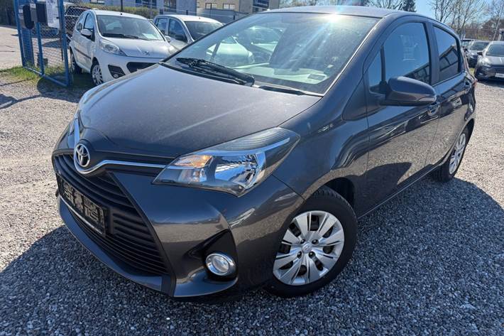 Grå Toyota Yaris fra 2015