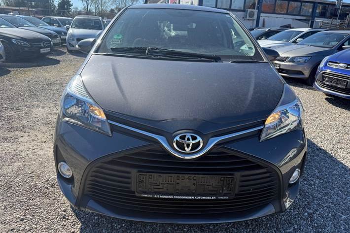 Grå Toyota Yaris fra 2015