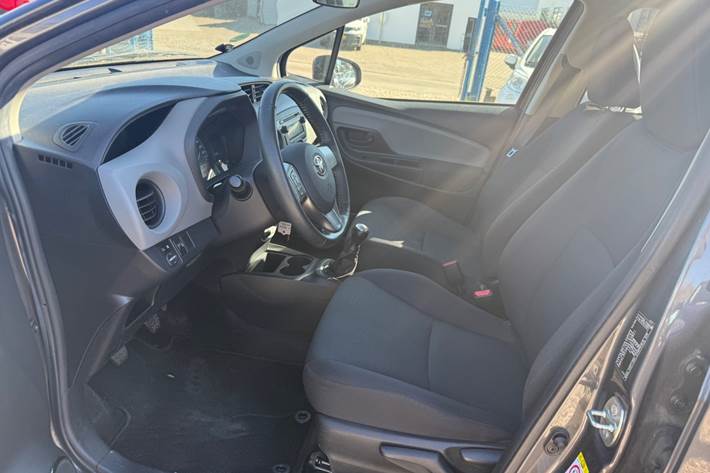 Grå Toyota Yaris fra 2015