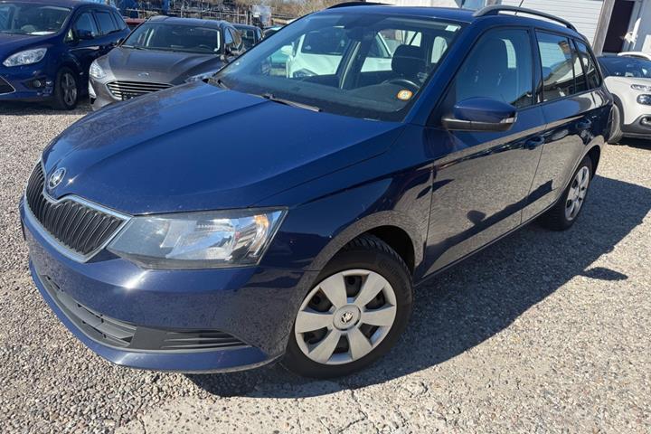 Blå Skoda Fabia fra 2017 set udefra