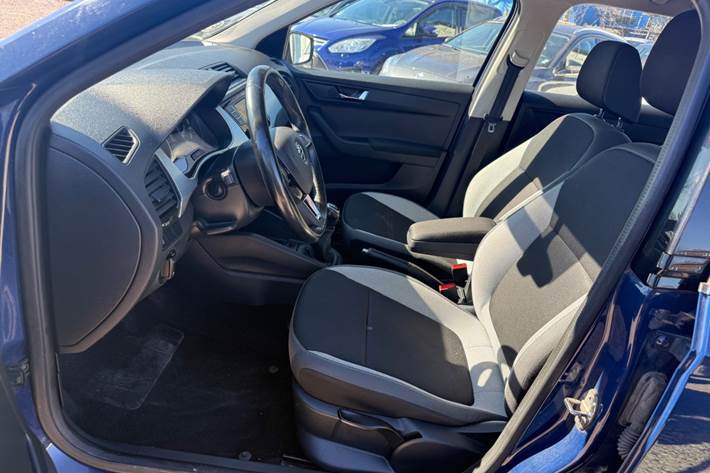 Blå Skoda Fabia fra 2017