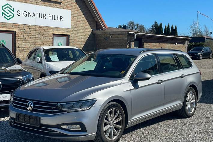 Sølv VW Passat fra 2020 set udefra