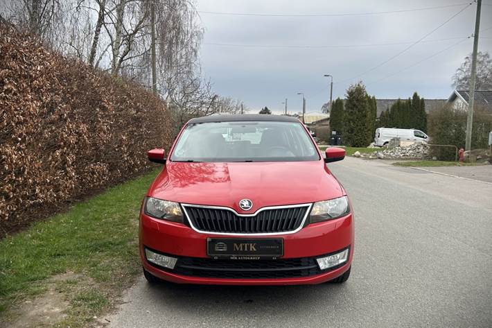 Rød Skoda Rapid fra 2014