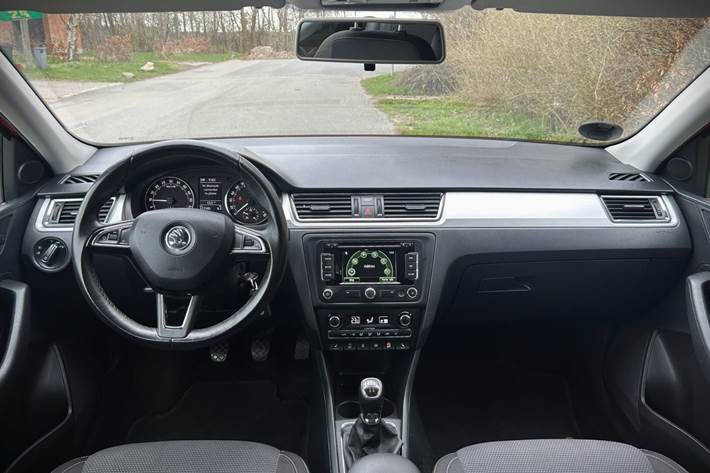 Rød Skoda Rapid fra 2014