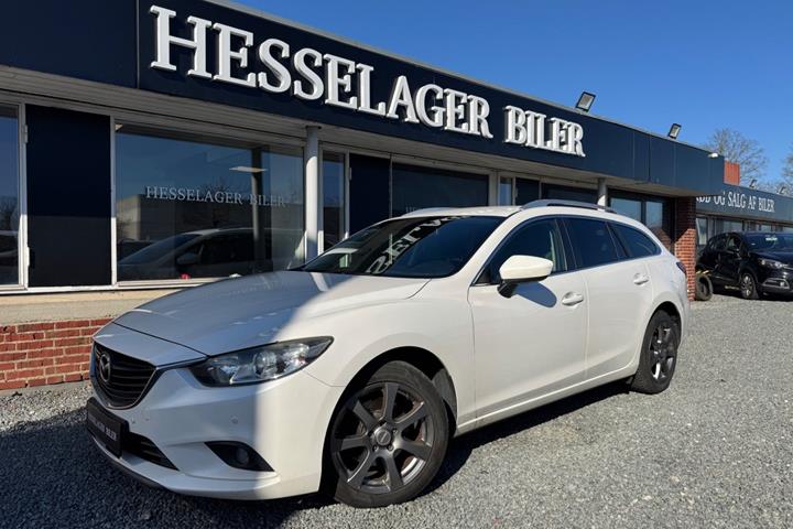 Hvid Mazda 6 fra 2013 set udefra
