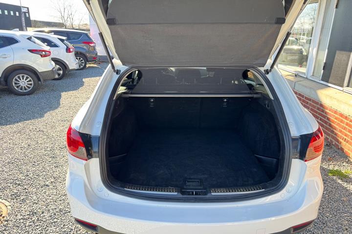 Hvid Mazda 6 fra 2013