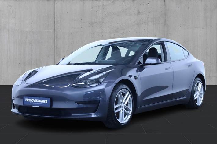 Grå Tesla Model 3 fra 2021
