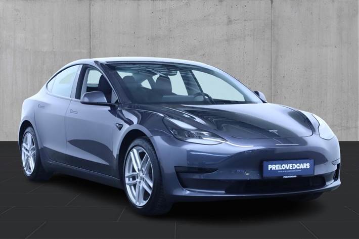 Grå Tesla Model 3 fra 2021