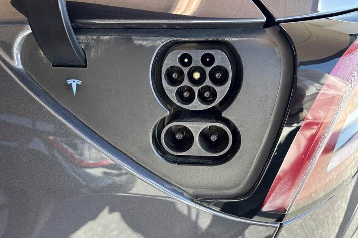 Grå Tesla Model 3 fra 2021