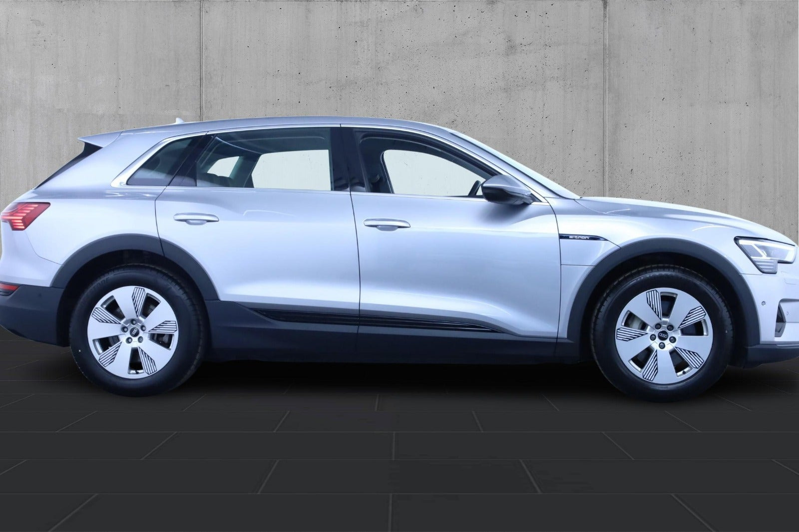 Sølv Audi e-tron fra 2020