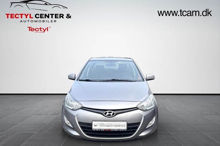 Grå Hyundai i20 fra 2013