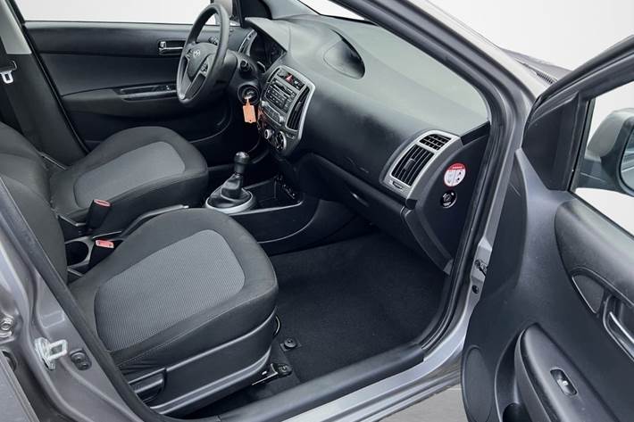 Grå Hyundai i20 fra 2013