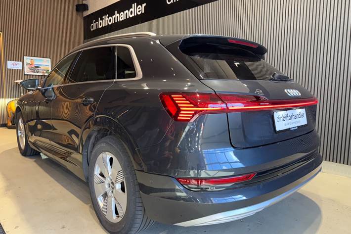 Grå Audi e-tron fra 2020