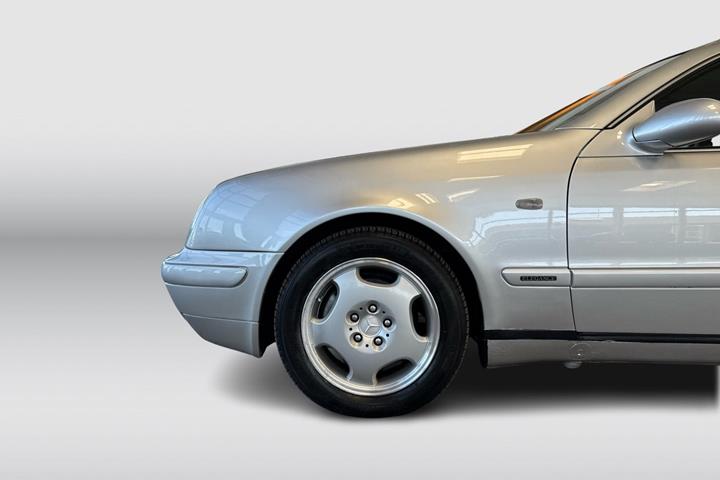 Sølv Mercedes CLK200 fra 1998