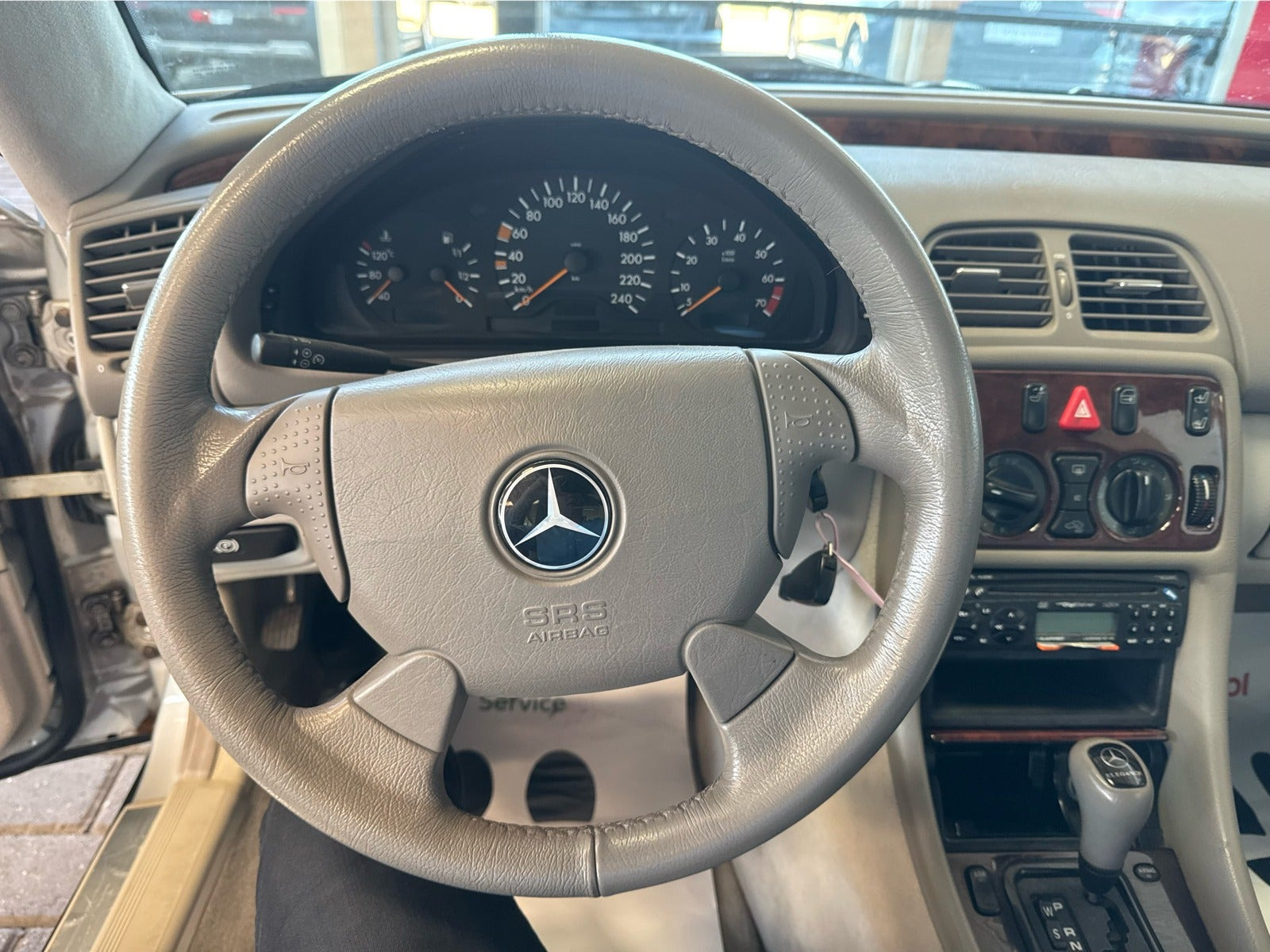 Sølv Mercedes CLK200 fra 1998