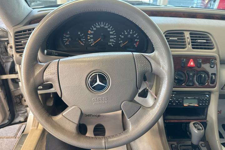 Sølv Mercedes CLK200 fra 1998