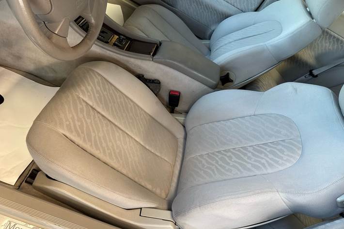 Sølv Mercedes CLK200 fra 1998